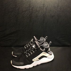 🚨🚨 SOLD 🚨🚨Women’s Nike Air Huarache Run Ultra